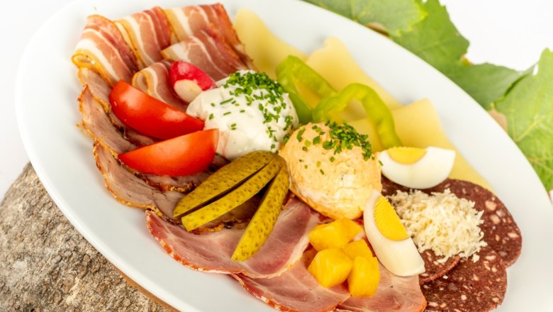 Food example at the wine tavern Höllmüller in Joching, © Familie Höllmüller Food example at the wine tavern Höllmüller in Joching, © Familie Höllmüller