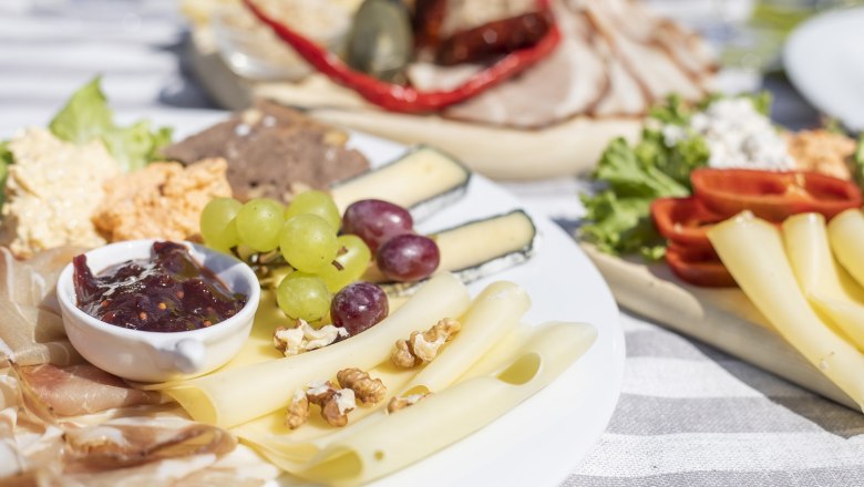 Board snack & cheese delicacy, © Bioweingut Frühwirth Board snack & cheese delicacy, © Bioweingut Frühwirth
