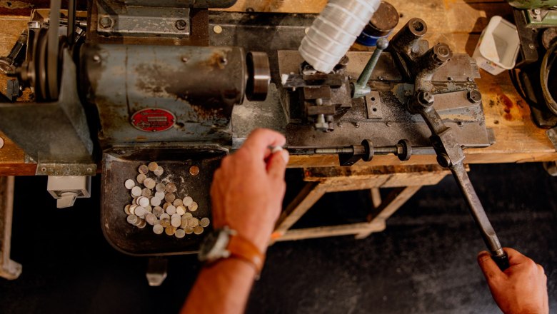 Mother-of-pearl processing, © Waldviertel Tourismus / Matthias Streibel Mother-of-pearl processing, © Waldviertel Tourismus / Matthias Streibel