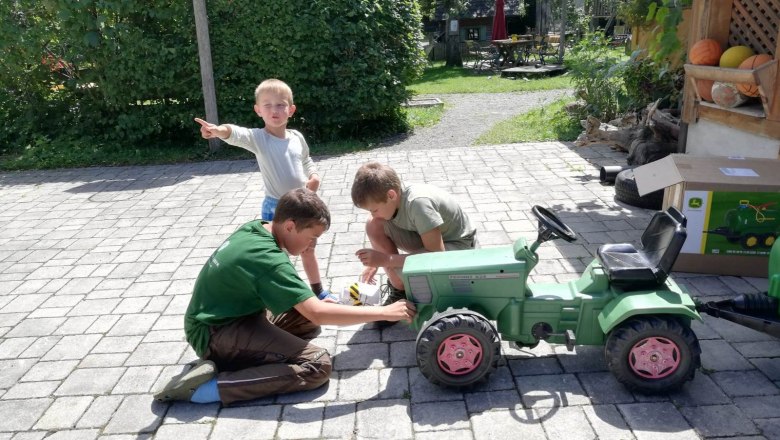 Children with tractor, © Familie Gasteiner Children with tractor, © Familie Gasteiner