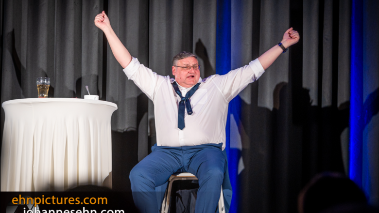 Stage, cabaret artist with glasses white shirt blue pants, atmospheric, laughing,, © Gasthubers Wirtshaus Stage, cabaret artist with glasses white shirt blue pants, atmospheric, laughing,, © Gasthubers Wirtshaus