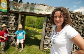 Martha Weber gives a tour of her herb garden, © weinfranz.at Martha Weber gives a tour of her herb garden, © weinfranz.at