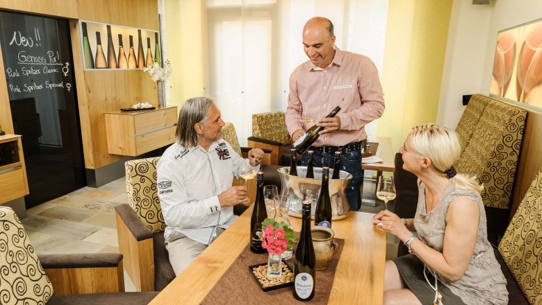 Vo vinárni Strawanzer, © Rita Newman Martin Donabaum na ochutnávke vín vo vinárstve