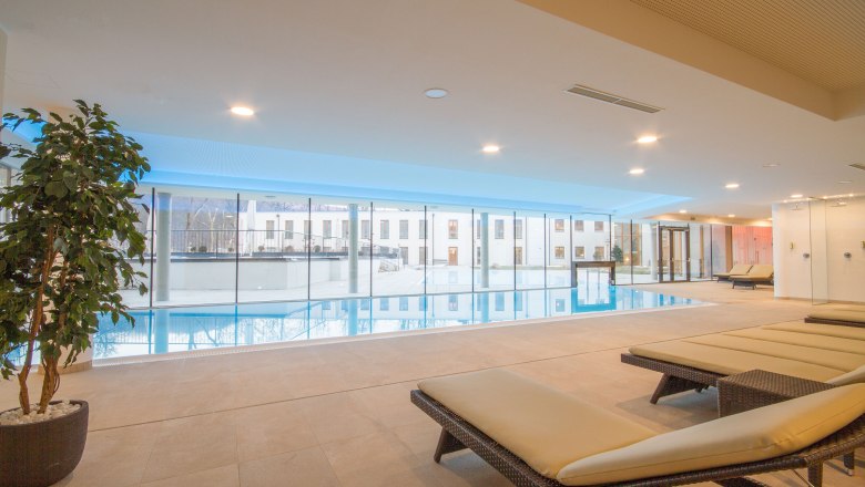 Park spa with indoor and outdoor pool, © Schlosspark/mesonic Park spa with indoor and outdoor pool, © Schlosspark/mesonic