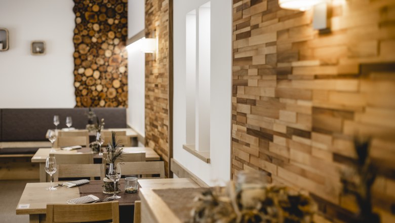 Láskyplne zdobené pani domácou, © Niederösterreich Werbung/David Schreiber Útulná reštaurácia s drevenými stenami a zdobenými stolmi.