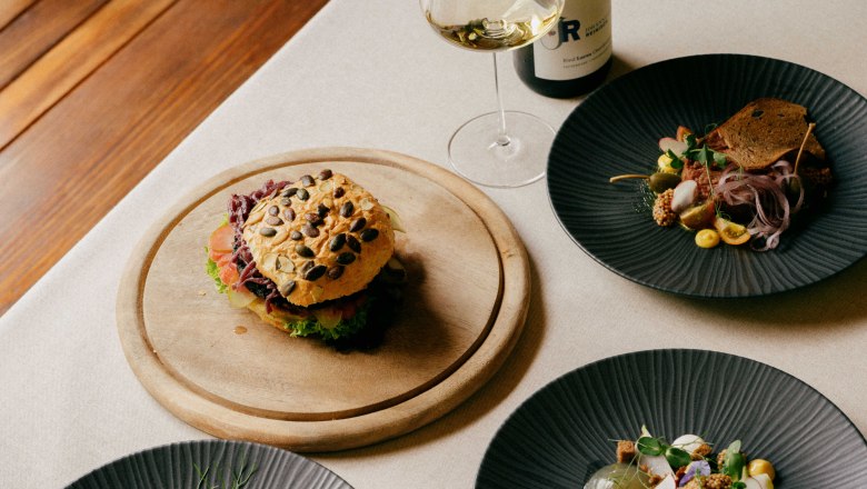 Vynikajúca ocenená kuchyňa, © Julius Hirtzberger Gurmánske jedlá na stole s vínom.