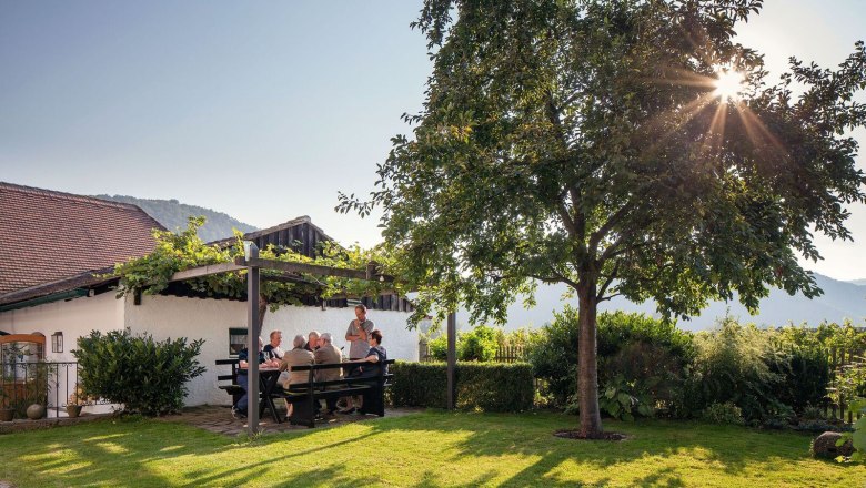 beisammensitzen-im-garten_c_urbanushof-_-leonhard-hilzensauer_preview, © Leonhard Hilzensauer beisammensitzen-im-garten_c_urbanushof-_-leonhard-hilzensauer_preview, © Leonhard Hilzensauer