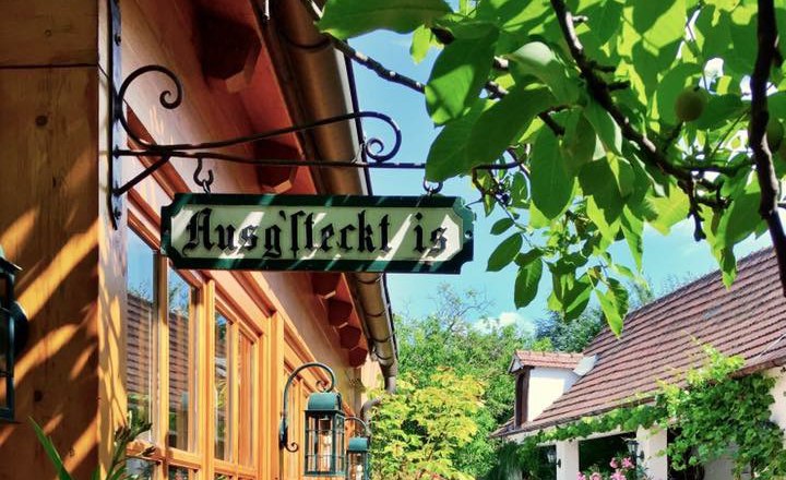 Organic winery & wine tavern Hofschneider Mannersdorf, © Bio Weingut Hofschneider Organic winery & wine tavern Hofschneider Mannersdorf, © Bio Weingut Hofschneider