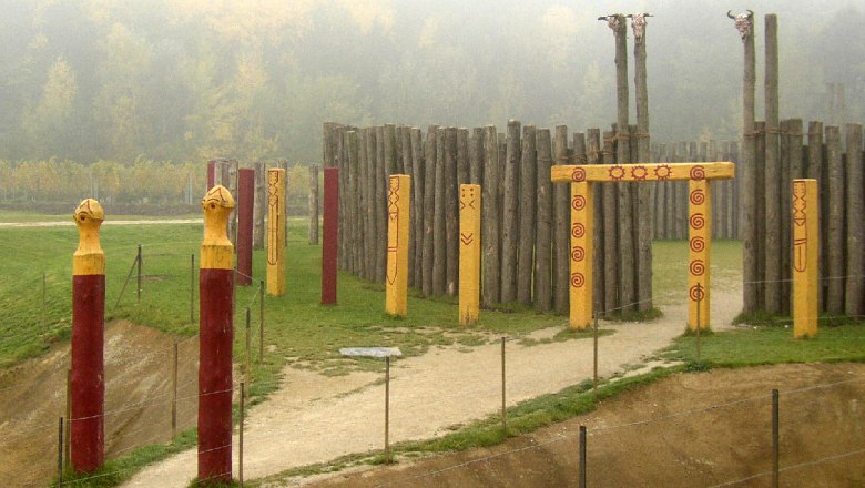 Reconstruction of a Neolithic circular ditch on the Heldenberg, © Wolfgang Glock/Wikimedia Commons Reconstruction of a Neolithic circular ditch on the Heldenberg, © Wolfgang Glock/Wikimedia Commons