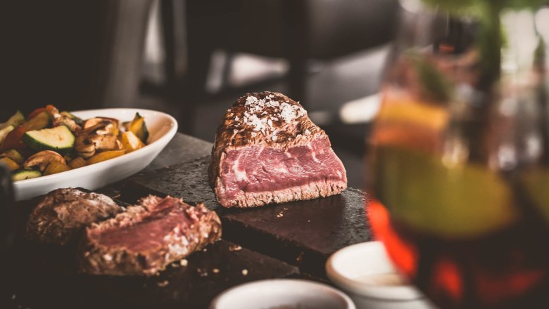 Steak na rozpálenom kameni, © Route 66 Fehr Steak na rozpálenom kameni, © Route 66 Fehr