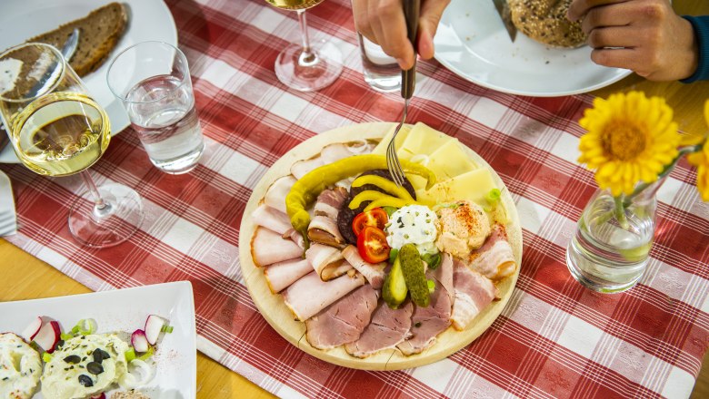 Heurigen snack, © POV / Robert Herbst Heurigen snack, © POV / Robert Herbst