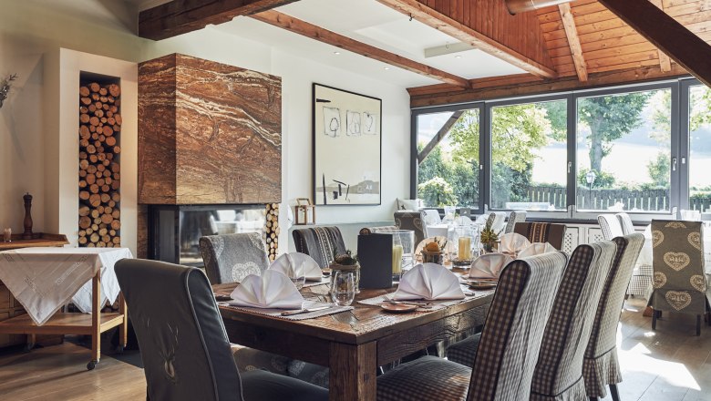 Vkusné prostredie, veľký výber vín, © Niederösterreich Werbung/Andreas Hofer Elegantná reštaurácia s drevenými trámami, krbom a prestretými stolmi.