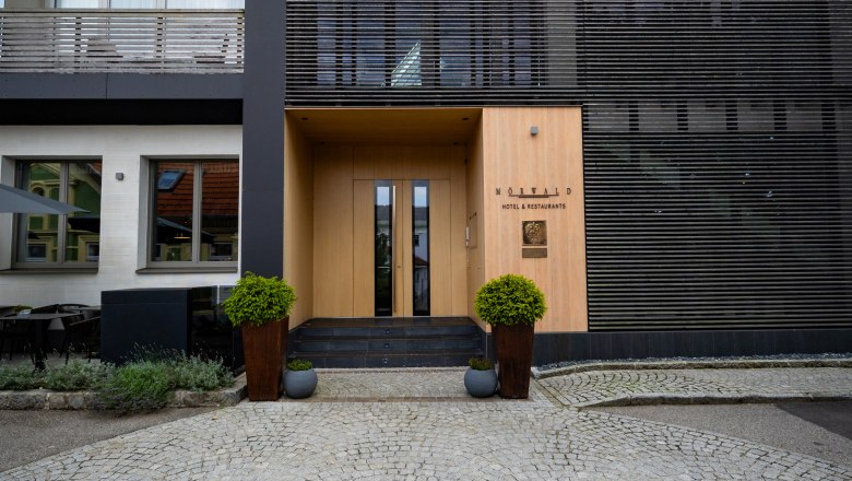 MÖRWALD, Relais Chateaux Hotel am Wagram, © Niederösterreich Werbung / Maximilian Pawlikowsky Vchod do hotela Relais & Chateaux Mörwald s modernou architektúrou a vydláždeným predpolím.