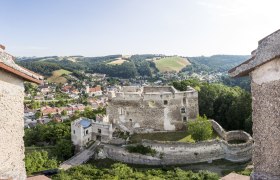View of the Kirchschlag castle ruins from the fire tower, © Wiener Alpen, Franz Zwickl View of the Kirchschlag castle ruins from the fire tower, © Wiener Alpen, Franz Zwickl