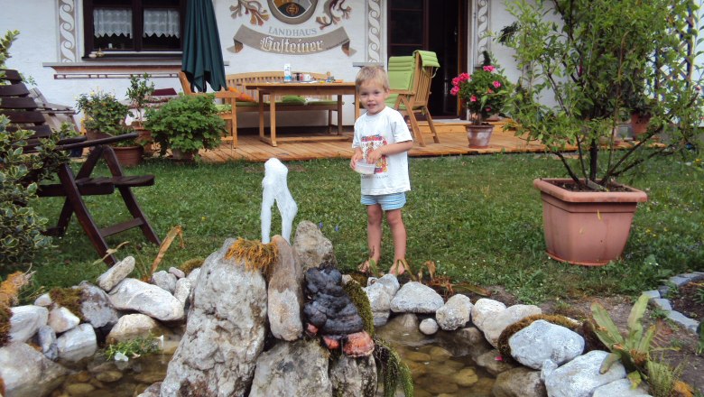 Child in the garden, © Familie Gasteiner Child in the garden, © Familie Gasteiner