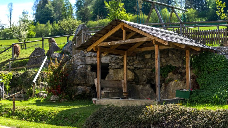 Playing in the sand in the shade, © Einkehrhof Poggau Playing in the sand in the shade, © Einkehrhof Poggau