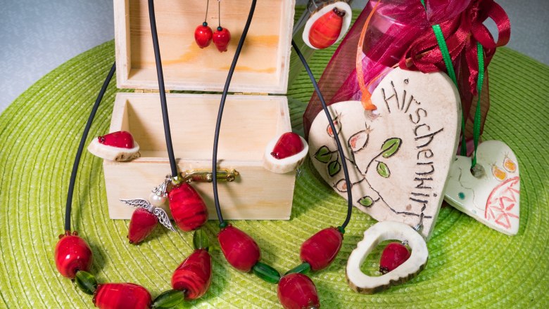 Rosehip jewelry, © Fotografin Renate Rosehip jewelry, © Fotografin Renate