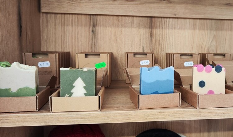 Handmade, natural soaps made from alpine wool, © Wiener Alpen Handmade, natural soaps made from alpine wool, © Wiener Alpen