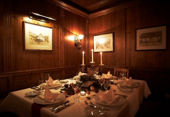 festively decorated wine taverns, © Steigenberger Hotel and Spa, Andreas Hofer festively decorated wine taverns, © Steigenberger Hotel and Spa, Andreas Hofer