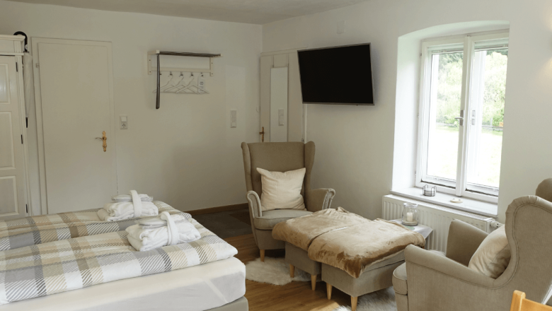 Cozy sofas in the green meadow guest mini bungalow, © Edermühle Cozy sofas in the green meadow guest mini bungalow, © Edermühle