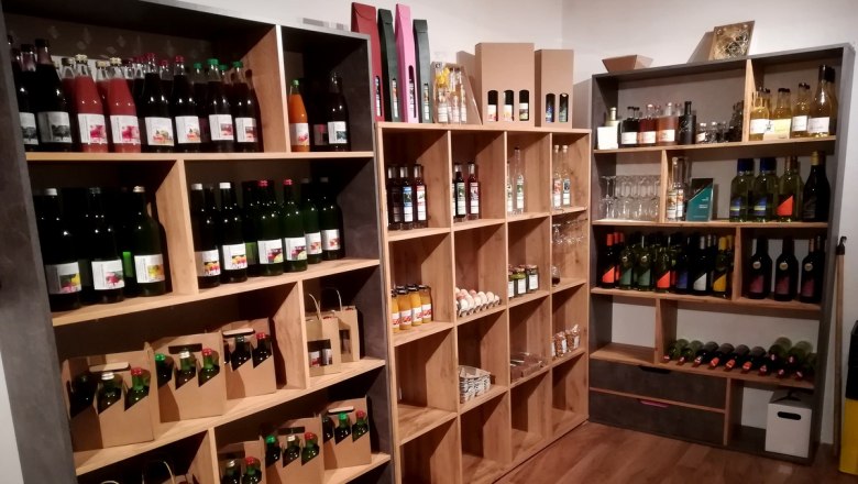 Extensive offer in the Hofstüberl, © Erlebnishof Huber Extensive offer in the Hofstüberl, © Erlebnishof Huber