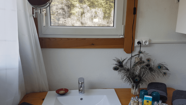 Washbasin in the Tiny House Living Legends: Brush your teeth in a box seat, © Edermühle Washbasin in the Tiny House Living Legends: Brush your teeth in a box seat, © Edermühle