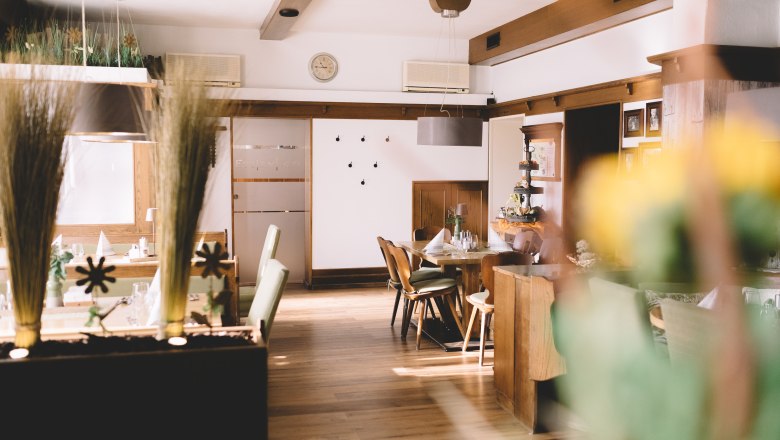 Príjemná hosťovská izba, tichá hosťovská záhrada, © Niederösterreich Werbung/Mara Hohla Príjemná izba pre hostí s dreveným nábytkom a dekoratívnymi prvkami.