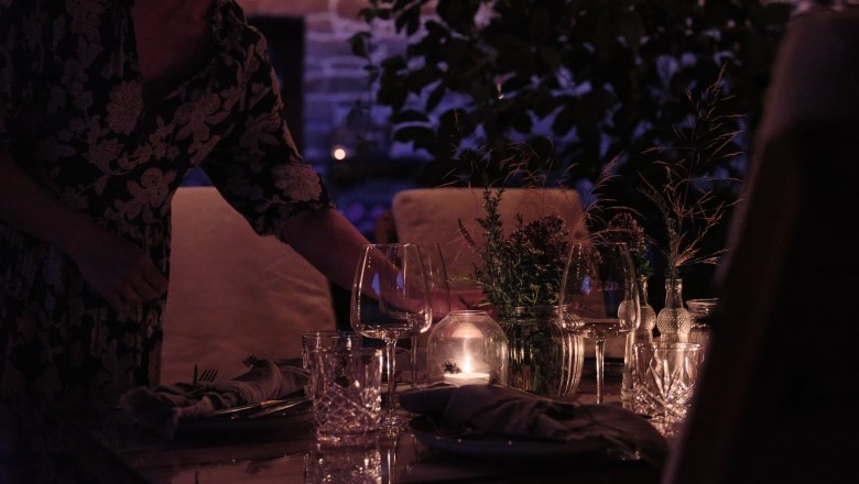 Aigen13, © Mathias Lixl, lixl.com Večera pod holým nebom pri sviečkach a ozdobenom stole.