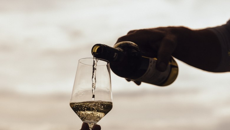 Pouring wine, © Weinviertel Tourismus / Sophie Menegaldo Pouring wine, © Weinviertel Tourismus / Sophie Menegaldo