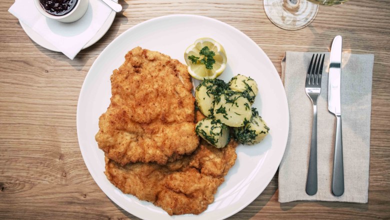 Hostinská kuchyňa s kreatívnymi akcentmi, © Astrid Bartl Wiener schnitzel s petržlenovými zemiakmi a brusnicami.