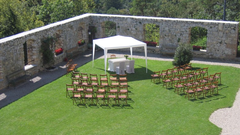 Civil wedding outdoors, © Verein Burg Neuhaus Civil wedding outdoors, © Verein Burg Neuhaus