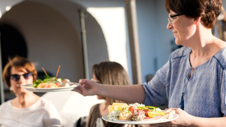 dine-serve_urbanushof_-leonhard-hilzensauer_1, © Leonhard Hilzensauer dine-serve_urbanushof_-leonhard-hilzensauer_1, © Leonhard Hilzensauer