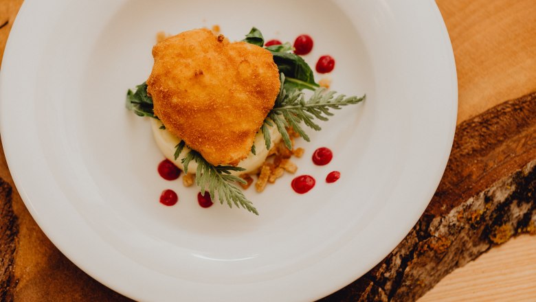 Pečené vajce na zemiakovom pyré a červenej repe, © Niederösterreich Werbung/Klaus Engelmayer Pečené vajce na tanieri s pyré a červenými bodkami.