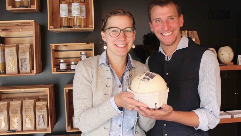 Bernadette and Johannes in the organic farm store at Obermaierho, © Obermaierhof Bernadette and Johannes in the organic farm store at Obermaierho, © Obermaierhof