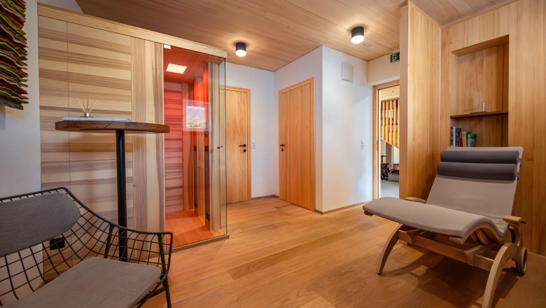 Weinviertler Kellerstöckl Vinárstvo Hindler, © Niederösterreich Werbung / Maximilian Pawlikowsky Pohľad do interiéru modernej izby s dreveným obložením, ležadlom a infračervenou kabínou.