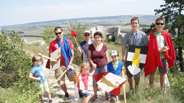 Foto Betty Bernstein Familienführung auf den Staatzer Berg - Gruppenbild (c)Marktgemeinde Staatz, © Marktgemeinde Staatz Foto Betty Bernstein Familienführung auf den Staatzer Berg - Gruppenbild (c)Marktgemeinde Staatz, © Marktgemeinde Staatz