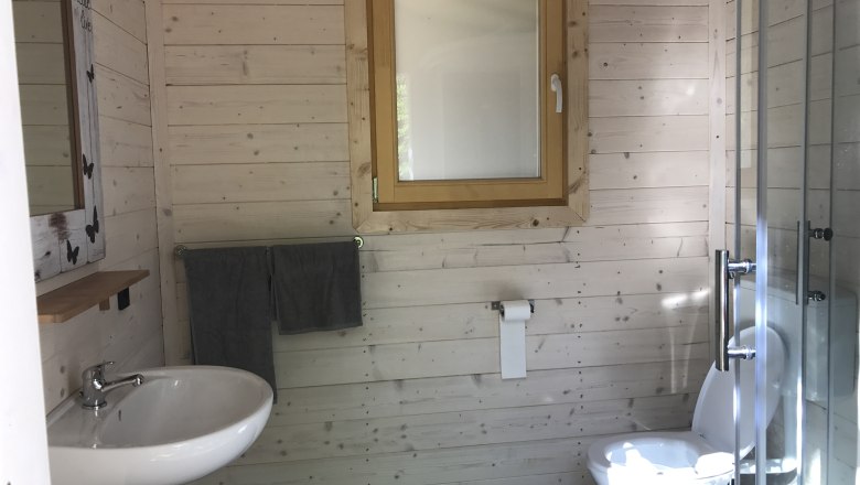 Spacious shower, wash area and toilets, © Christoph Rahofer Spacious shower, wash area and toilets, © Christoph Rahofer