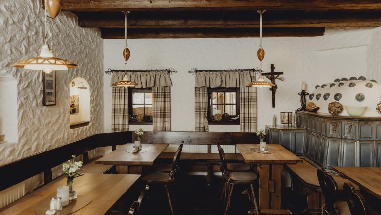 Salón Waldviertler, © Niederösterreich Werbung/Sophie Menegaldo Útulný salónik s dreveným nábytkom, kachľovou pecou a rustikálnou výzdobou.