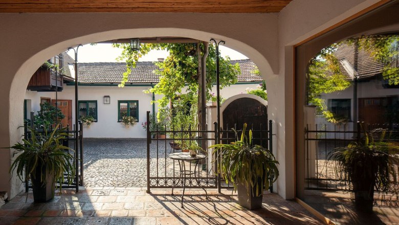 courtyard_entrance_c_urbanushof_-leonhard-hilzensauer_preview, © Leonhard Hilzensauer courtyard_entrance_c_urbanushof_-leonhard-hilzensauer_preview, © Leonhard Hilzensauer