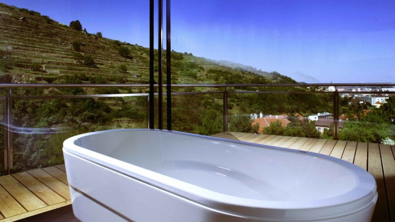 Vineyard suite - panoramic bathroom, © Steigenberger Hotel and Spa, Andreas Hofer Vineyard suite - panoramic bathroom, © Steigenberger Hotel and Spa, Andreas Hofer