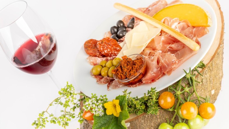 Food example at the wine tavern Höllmüller in Joching, © Familie Höllmüller Food example at the wine tavern Höllmüller in Joching, © Familie Höllmüller