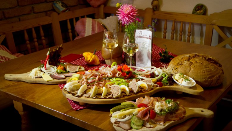 Heurigen snack, © Oberaigner Heurigen snack, © Oberaigner