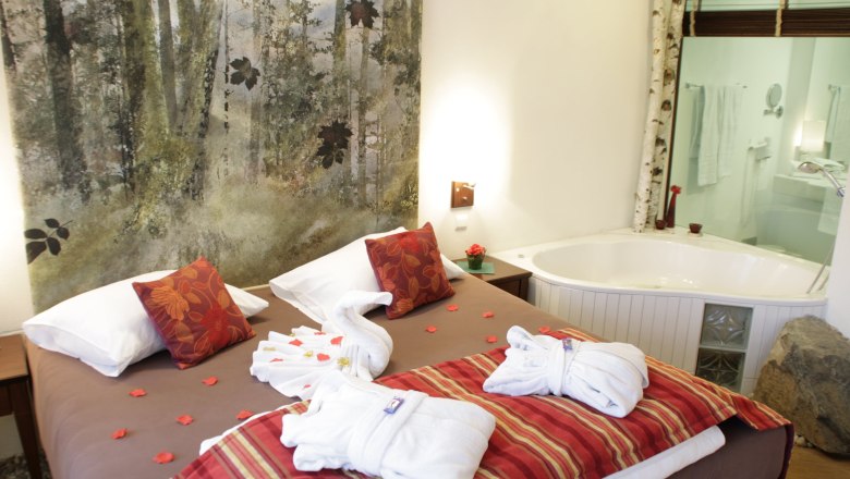 Romantic room with whirlpool tub, © Hotel-Restaurant Liebnitzmühle Romantic room with whirlpool tub, © Hotel-Restaurant Liebnitzmühle