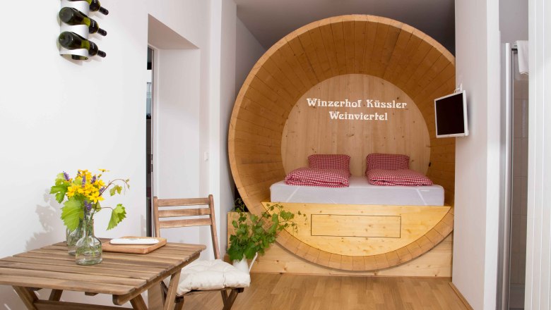 Prespanie v 9000 litrovom originálnom vínnom sude, © Weingut Küssler Prespanie v 9000 litrovom originálnom vínnom sude, © Weingut Küssler