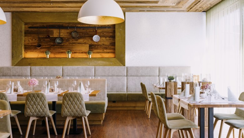 Moderná krčmová kultúra, © Niederösterreich Werbung/Julius Hirtzberger Moderná reštaurácia s drevenými prvkami a elegantnými dekoráciami na stole.