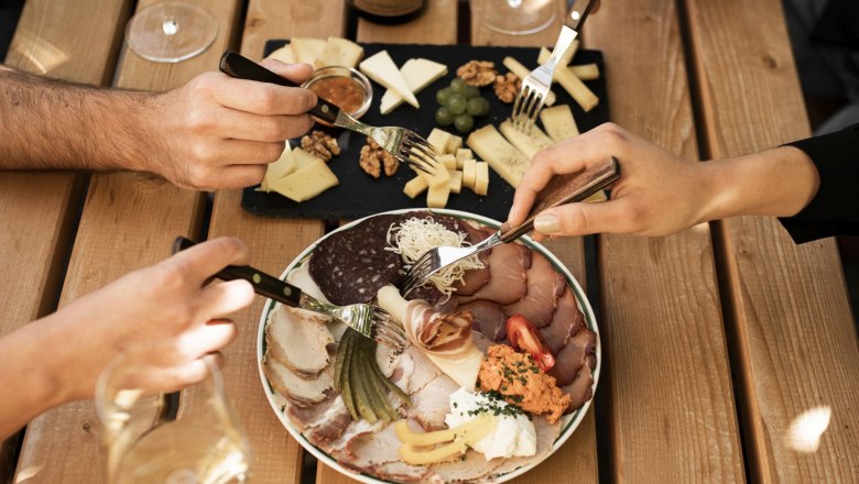 Toasting with wine_Christoph Donabaum, © Nimo Zimmerhackl Toasting with wine_Christoph Donabaum, © Nimo Zimmerhackl