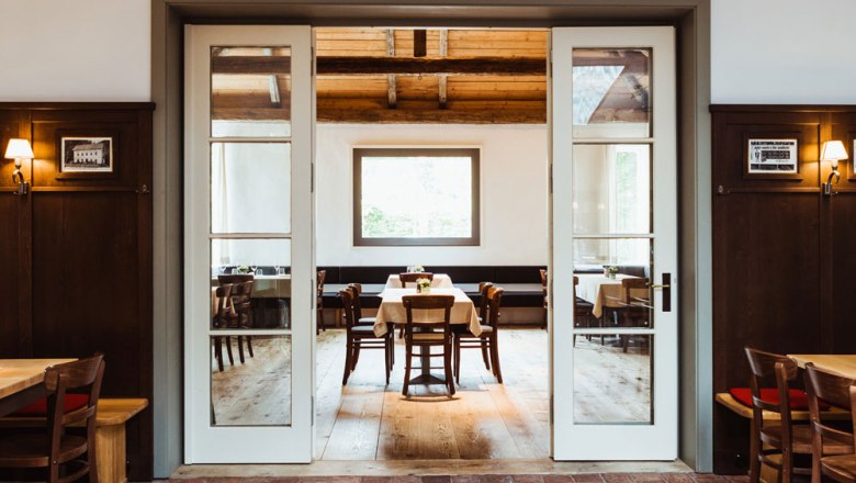 Moderná, nadčasová atmosféra, © Niederösterreich Werbung/David Schreiber Útulná reštaurácia s dreveným nábytkom a veľkými oknami.