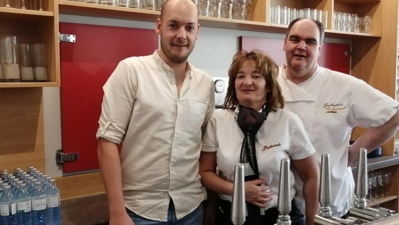 Host family father, mother, son behind the bar, © Gasthubers Wirtshaus Host family father, mother, son behind the bar, © Gasthubers Wirtshaus