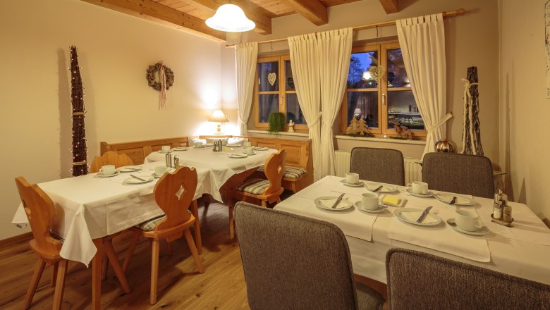 Raňajková miestnosť, © rosinger Útulná raňajková miestnosť s prestretými stolmi, dreveným nábytkom a dekoráciami.