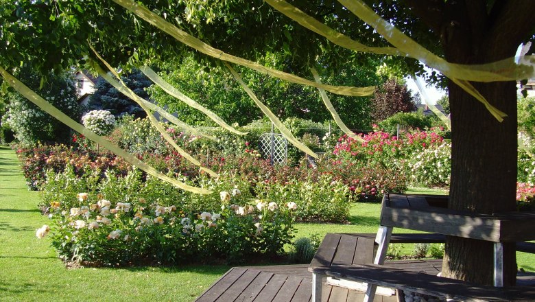 Idyllische Sitzgelegenheiten laden ein zum Verweilen, © Rosengarten Pitten Idyllische Sitzgelegenheiten laden ein zum Verweilen, © Rosengarten Pitten